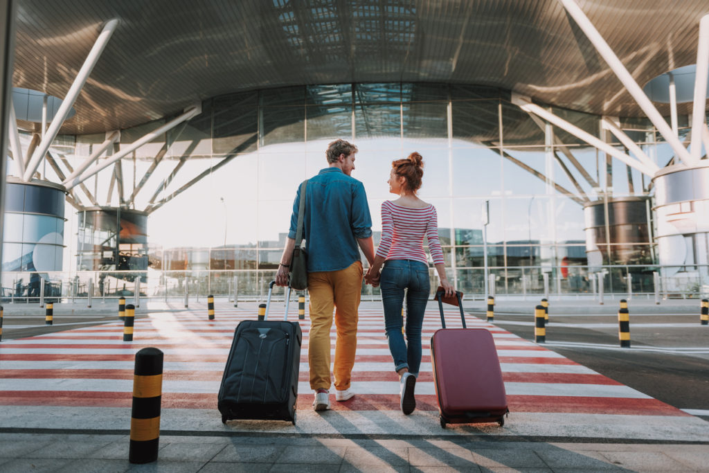cuplu in fata aeroportului, sfaturi vacanta