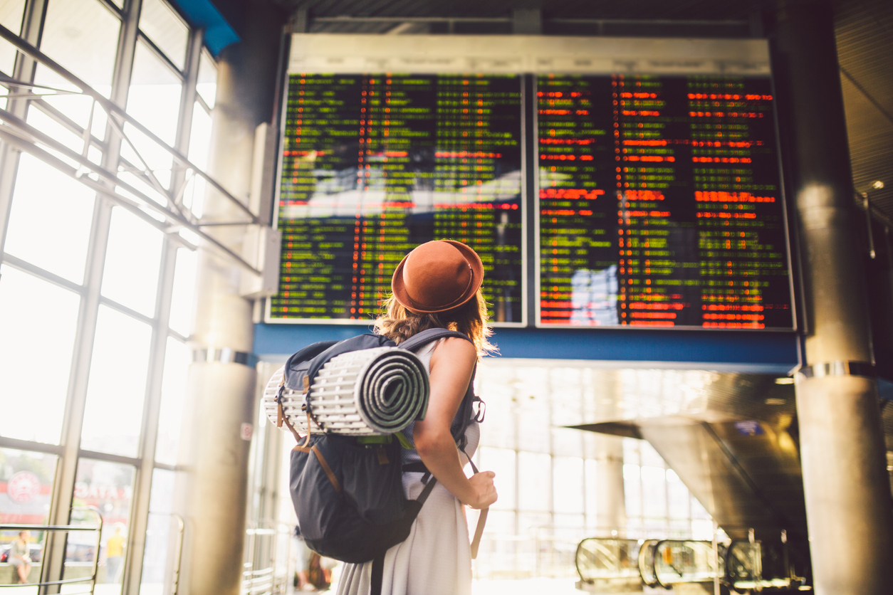 sfaturi vacanta femeie in aeroport