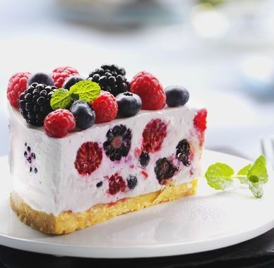 Tarta cu branza si fructe de padure