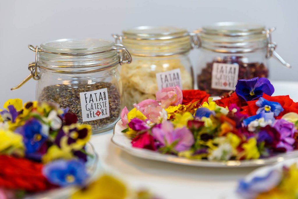 Fata care gătește cu flori