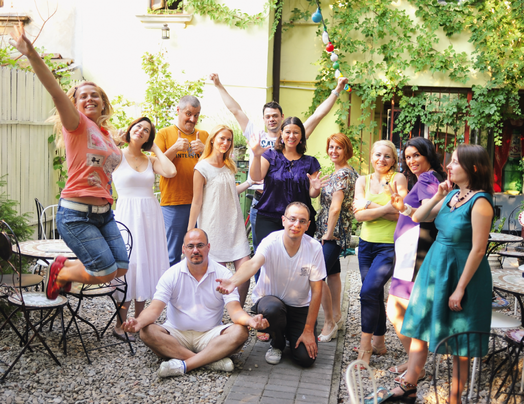 Atenție, se improvizează