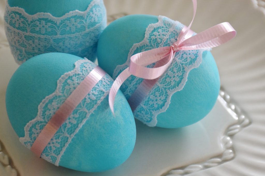 Idei pentru Paște. Ouă cu dantelă