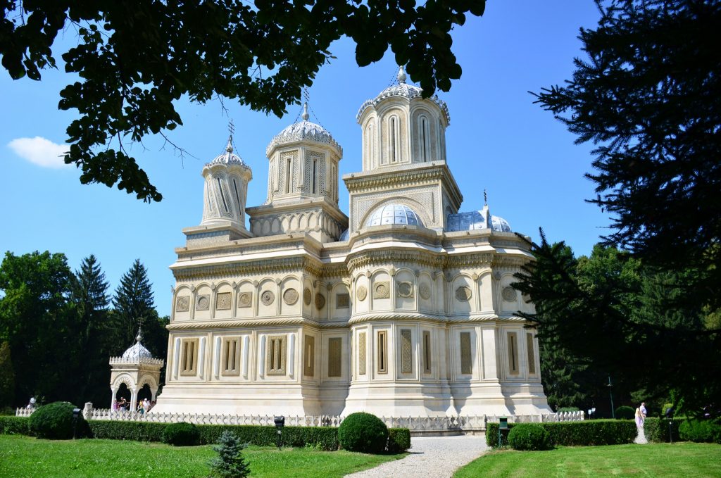 Mănăstirea Curtea de Argeș, înșurubată în slavă