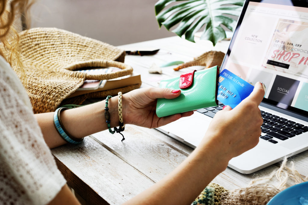 4 întrebări pe care să ți le pui înainte de a cumpăra ceva online