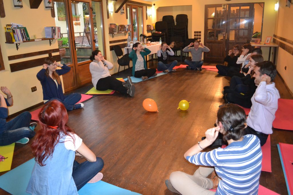 Stresată sau tristă? Uite cum te ajută terapia prin râs!