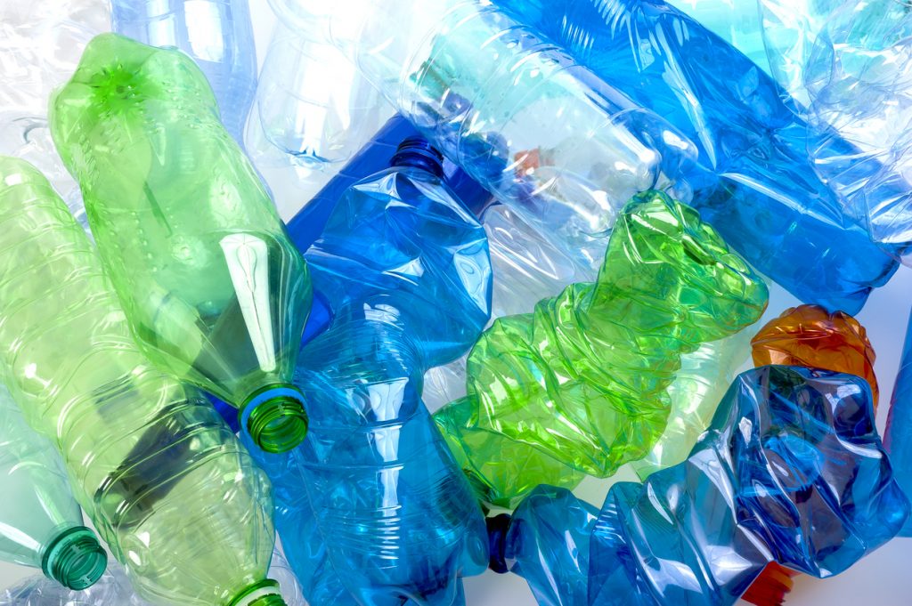 De ce să renunțăm la recipientele de plastic și cu ce le înlocuim
