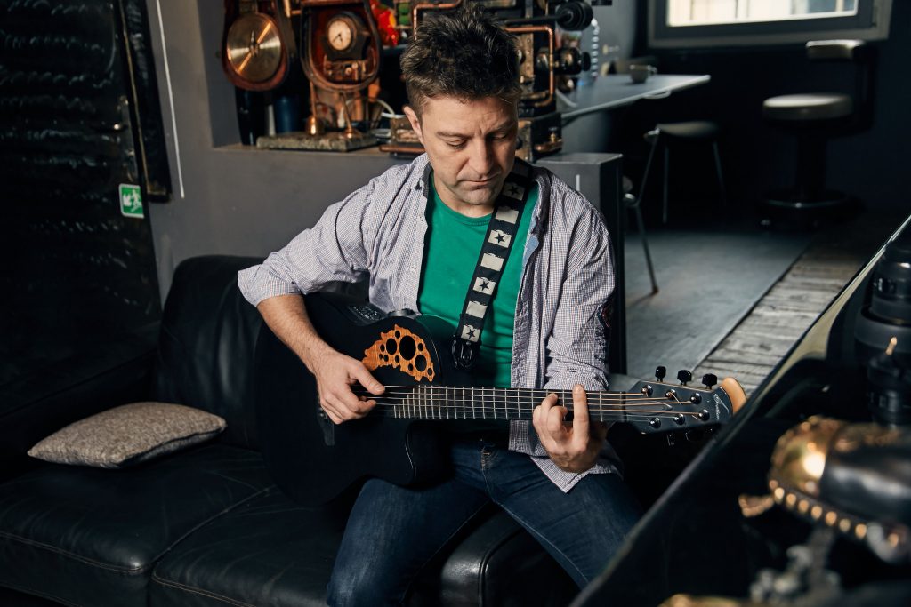 Mihai Melinescu, jurnalistul cu 30 de chitare