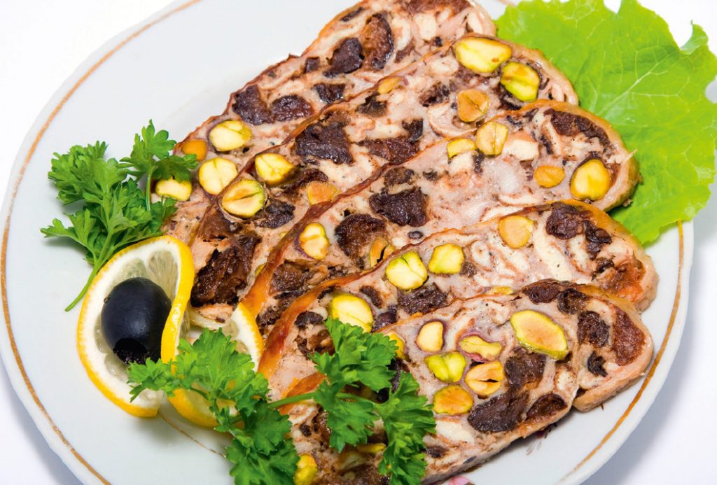 Bunătăți pentru Paște: Ruladă de carne cu fistic și prune