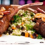 Bunătăți pentru Paște: Cotlete de miel cu garnitură de cușcuș și legume