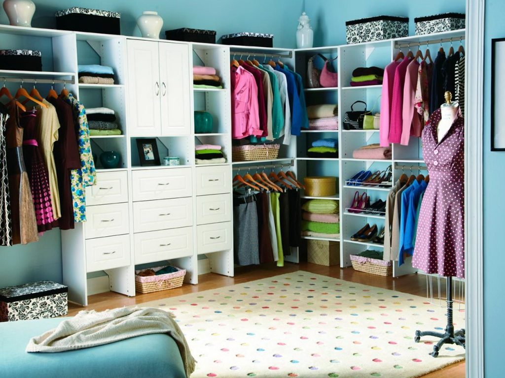 Cum transformi o cameră într-un dressing ca de reviste?