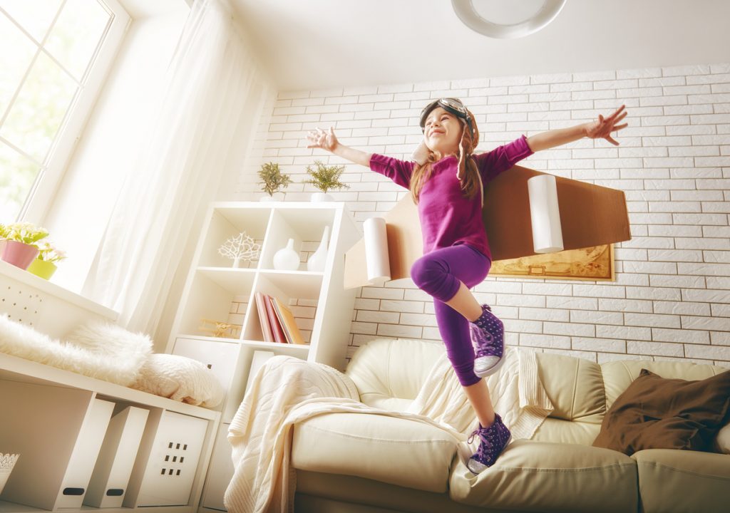 Începând cu ce vârstă poți lăsa copilul singur acasă?