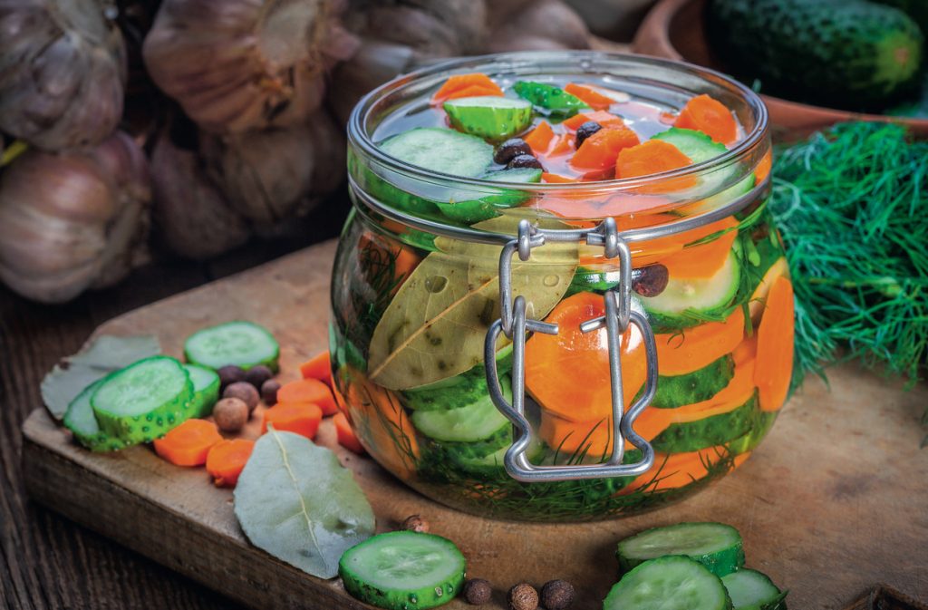 Conserve de toamnă: Salată de castraveți și morcovi la oțet