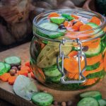 Conserve de toamnă: Salată de castraveți și morcovi la oțet Conserve de toamnă: Salată de castraveți și morcovi la oțet
