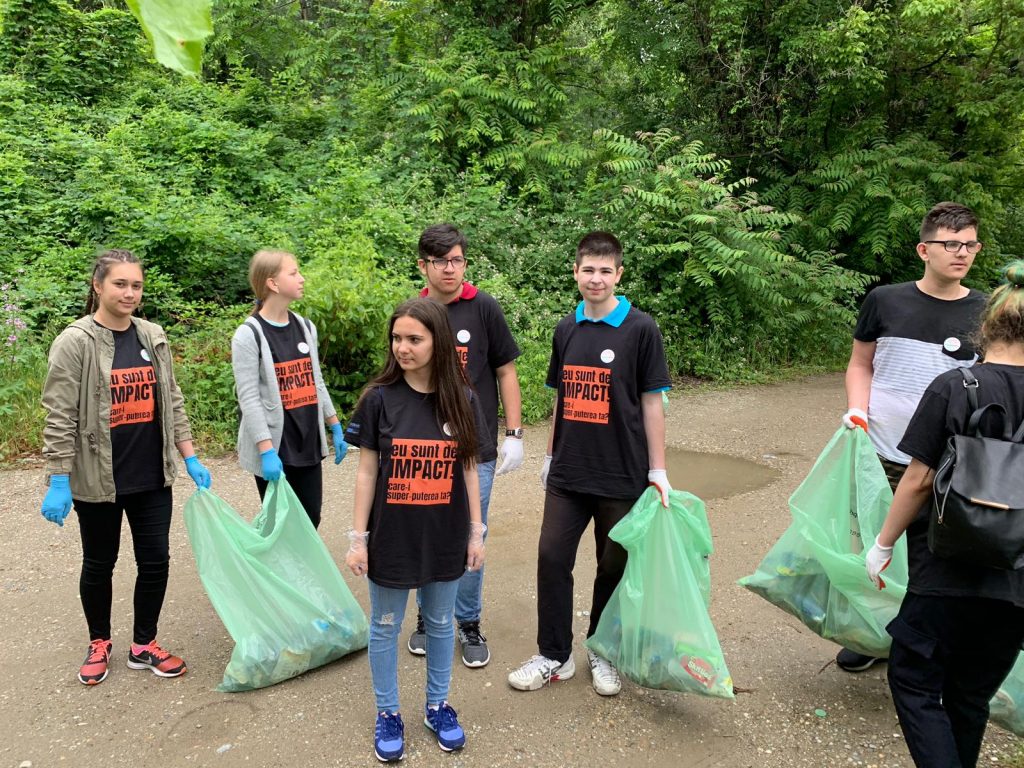 Un 1 iunie altfel: elevii de liceu și gimnaziu fac azi schimbări vizibile în comunitate