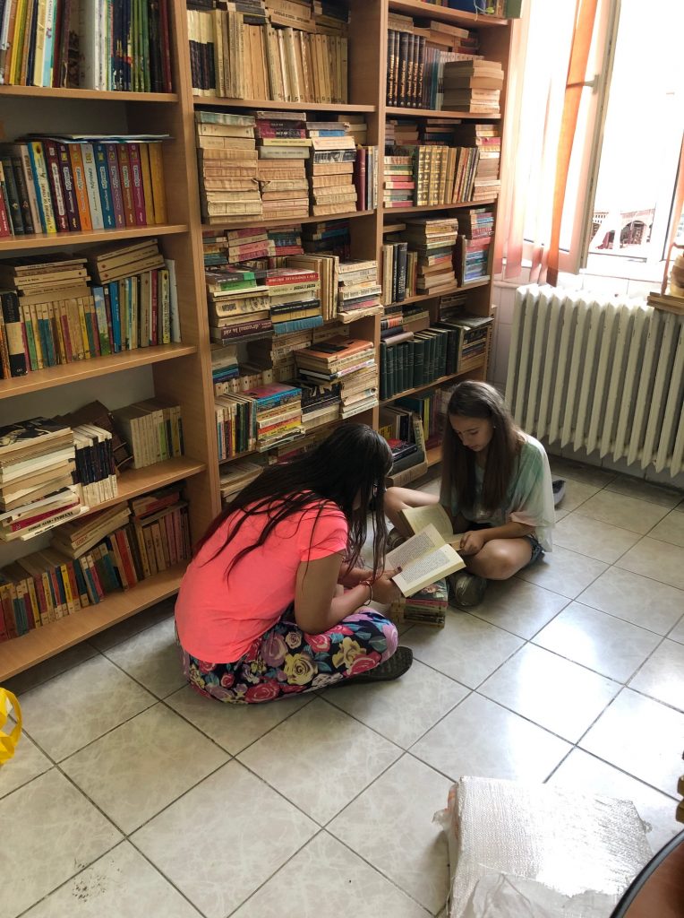 3 biblioteci noi prin campania „Daruiește o lume de basm”