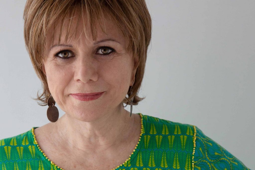 Connie Larkin: Educația ta depinde doar de tine, nu de alții