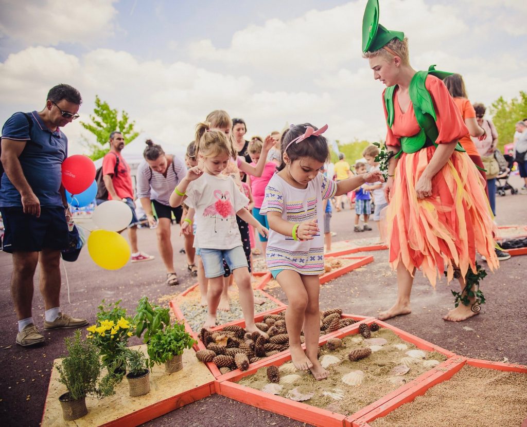 30.000 de copii și părinți la Școala de SuperEroi Itsy Bitsy