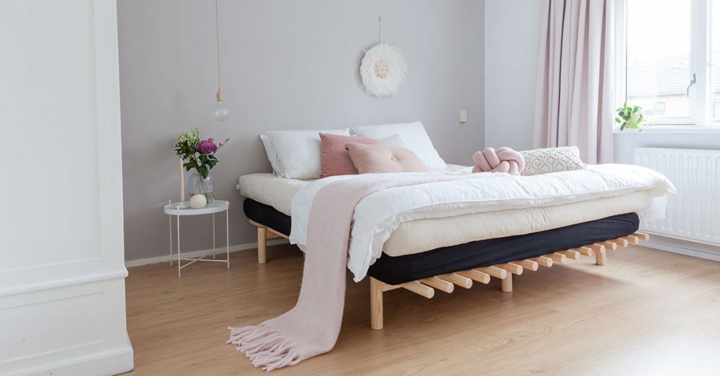 Cum amenajezi o cameră de oaspeți practică și confortabilă