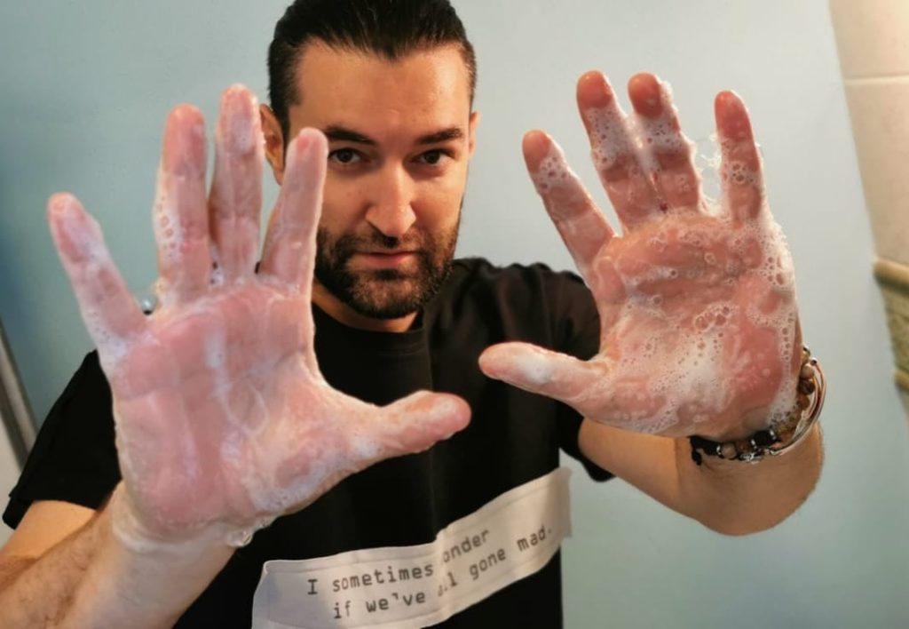 „Spală-te pe mâini” corect, cu HaHaHa Production