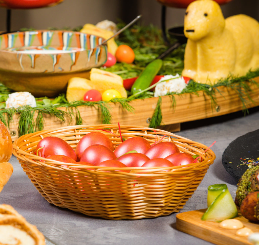 Ouă vopsite tradițional, în coji de ceapă