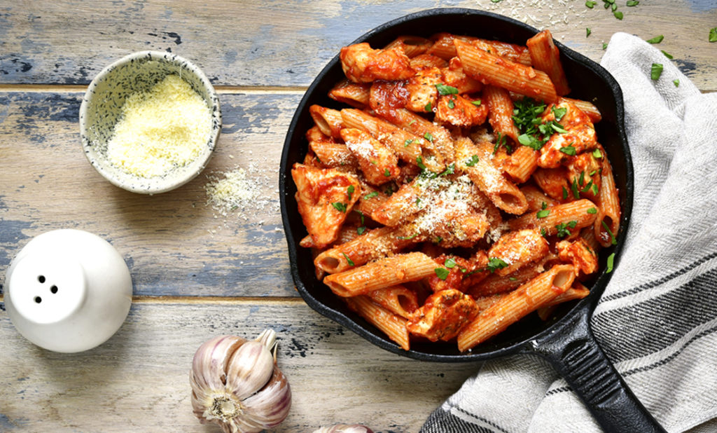 Prepară o cină rapidă, sățioasă și nu foarte grea cu o rețetă ușoară de paste cu pui