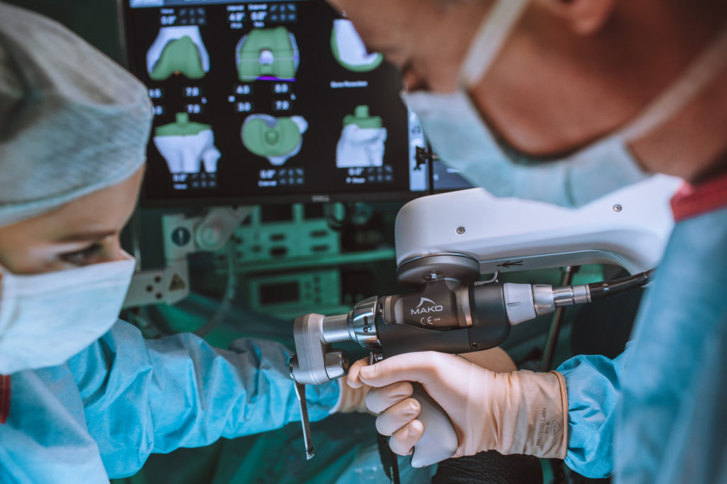 Premieră în Europa Centrală și de Est: echipa coordonată de dr. Vlad Predescu este asistată de robotul MAKO