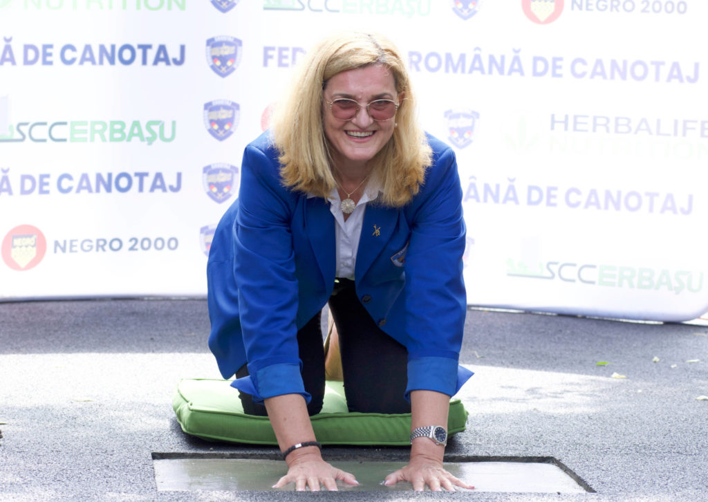 Elisabeta Lipă și-a amprentat mâinile de multiplu campion olimpic pe Aleea Mâinile de Aur