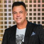 Interviu cu Adrian Enache, un artist spontan și plin de viață