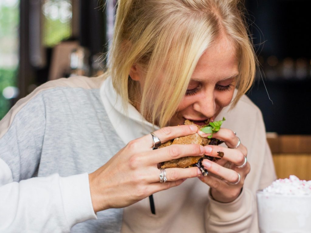 4 motive pentru care mâncăm mai mult în sezonul rece