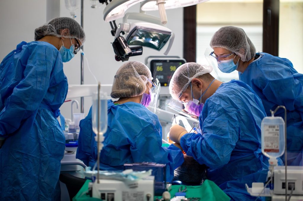 (P) 3 indicații prețioase pe care trebuie să le respecți după intervenții dentare