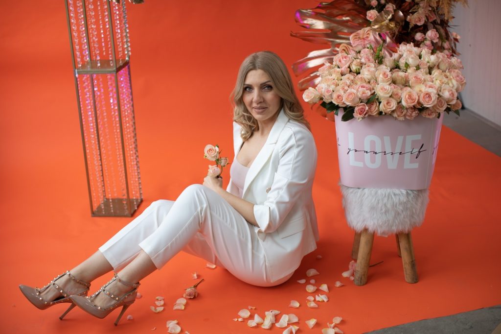 O româncă dă nume trandafirului! Interviu cu Alina Neacșa