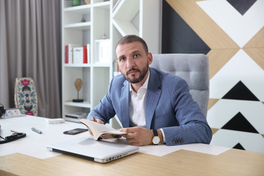 Bărbații despre feminitate… Interviuri cu Ștefan Mandachi, Cosmin Cernat și Mihai Găinușă