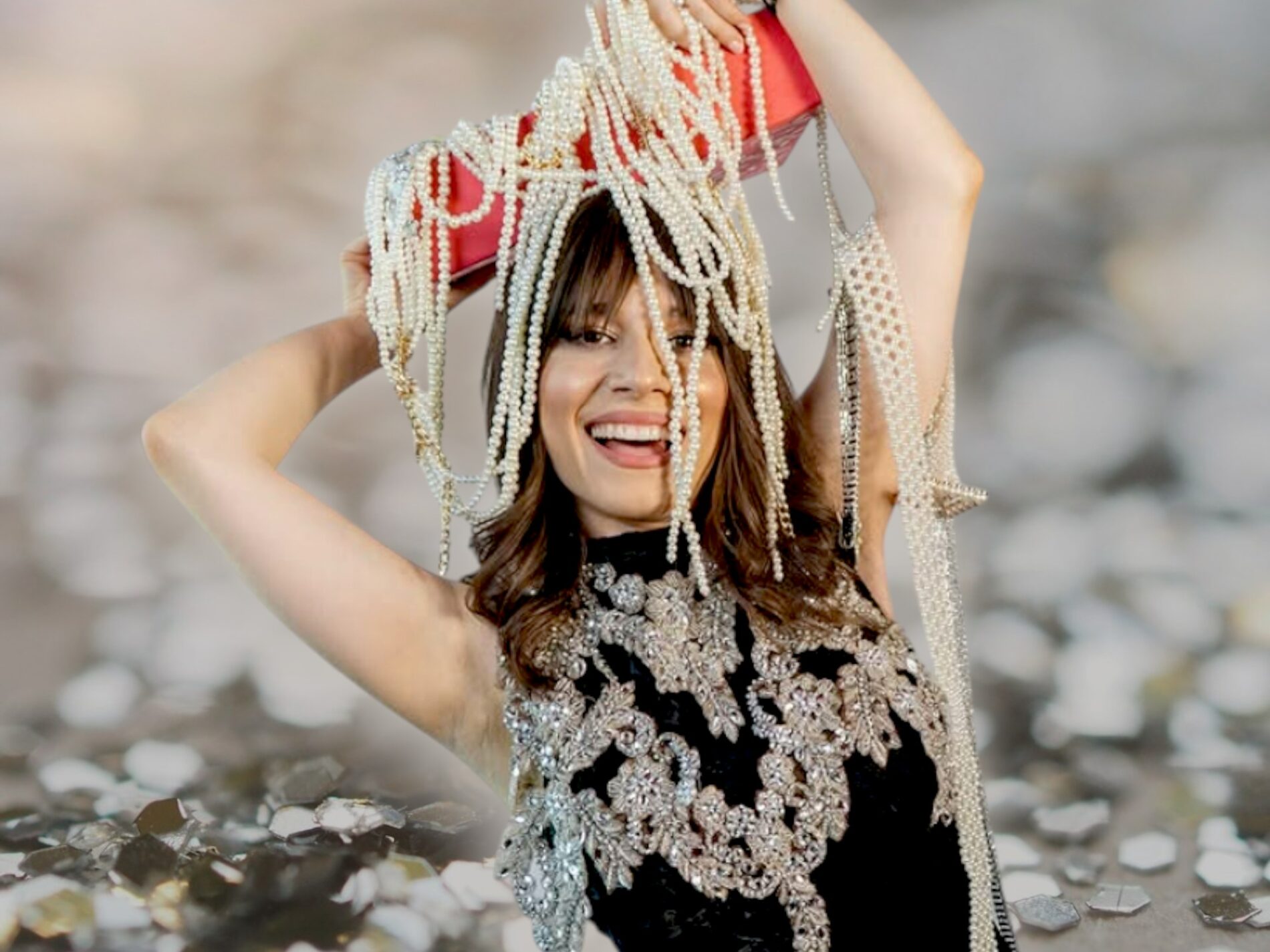 Kira Hagi, susținută de familie la premiera piesei „În timp ce ea era pe ducă”. Sursa foto: colaj Femeia.ro