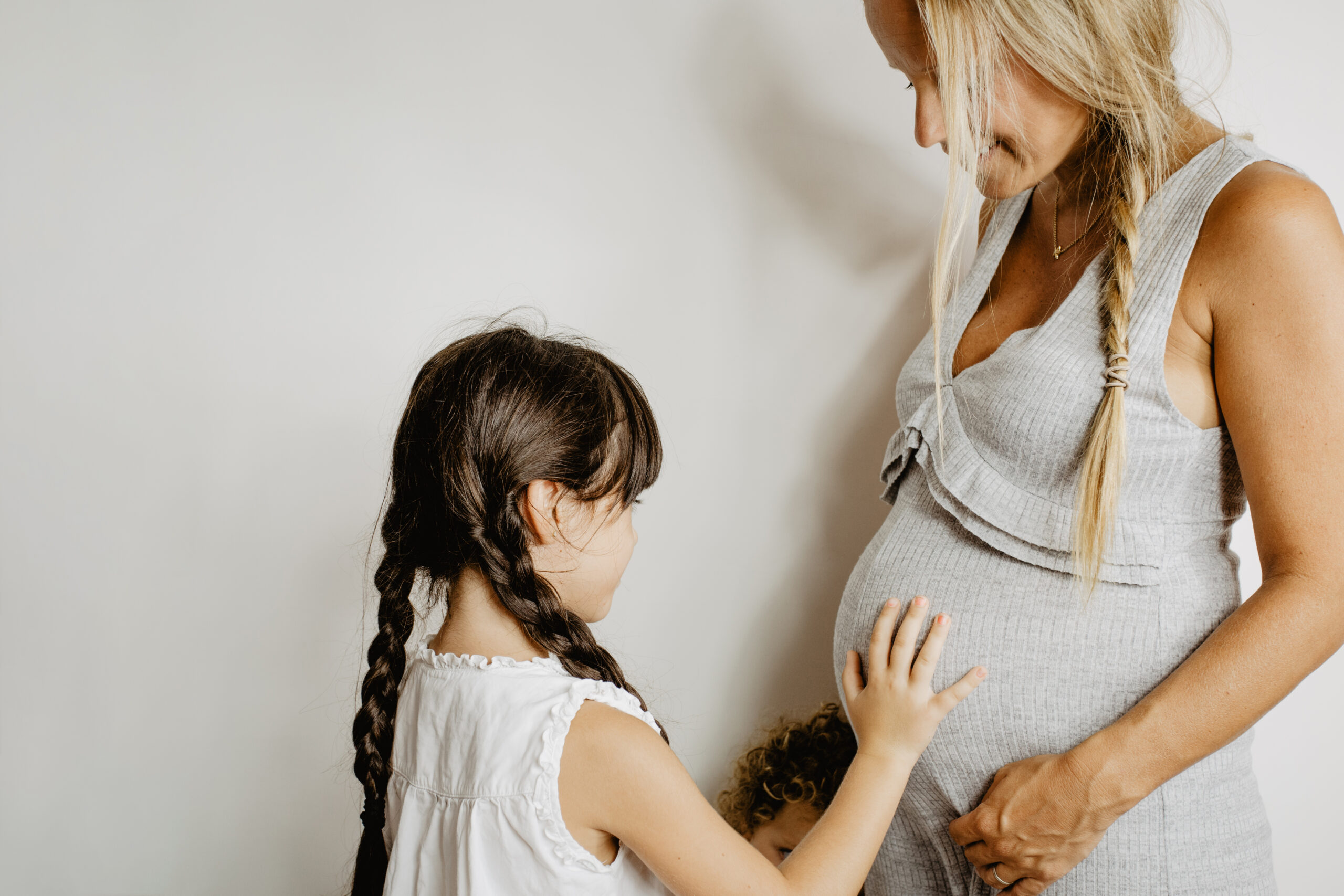 Cum gestionăm emoțiile primului copil când pe lume vine al doilea: strategii practice pentru o tranziție liniștită și armonioasă în familie