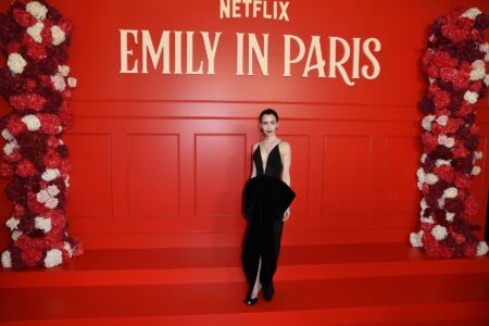 Eleganță totală. Rochia spectaculoasă, de catifea, cu care Lily Collins s-a îmbrăcat la premiera noului sezon Emily in Paris