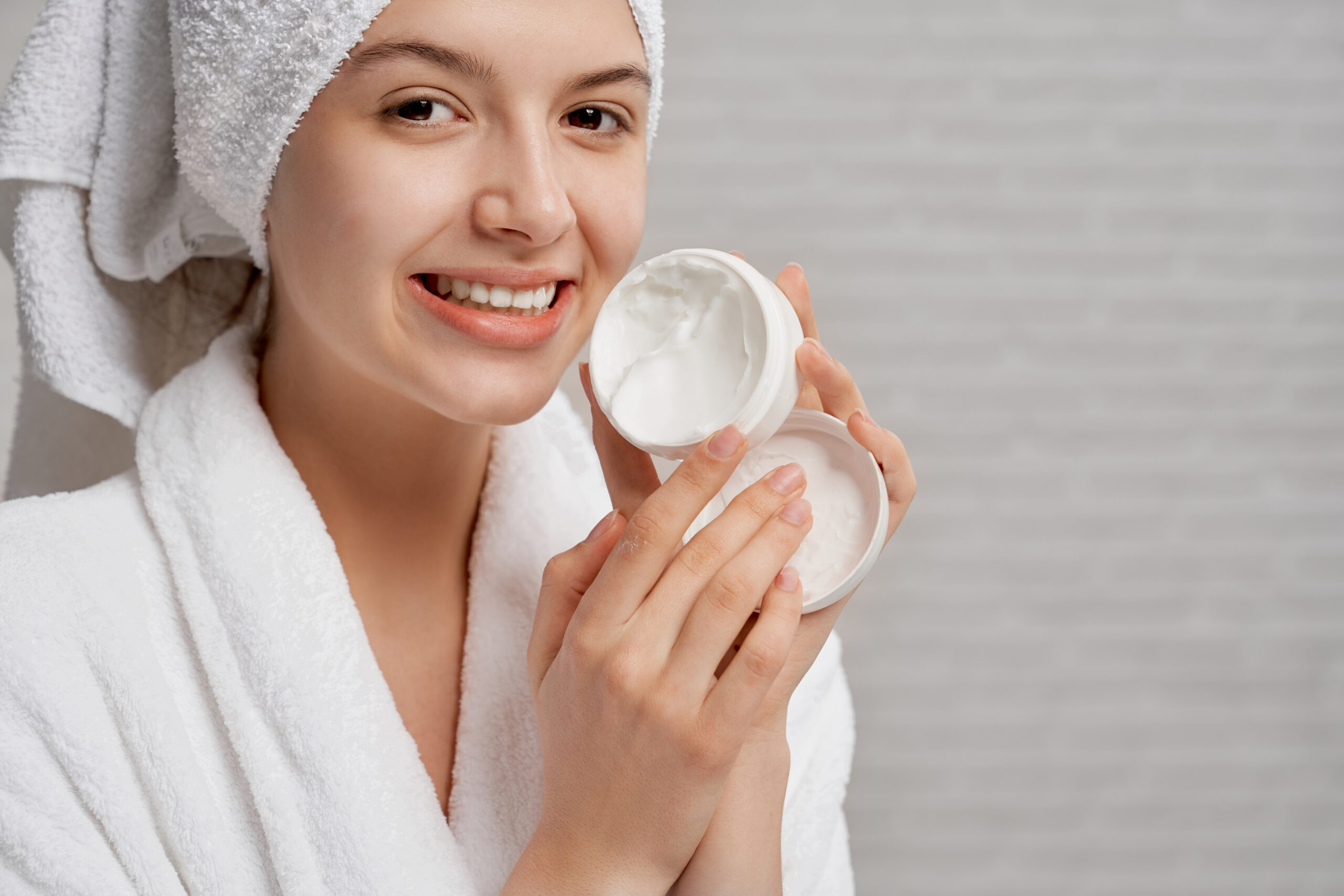 Serurile și cremele cu acid hialuronic, cu adevărat utile sau doar promovate excesiv?