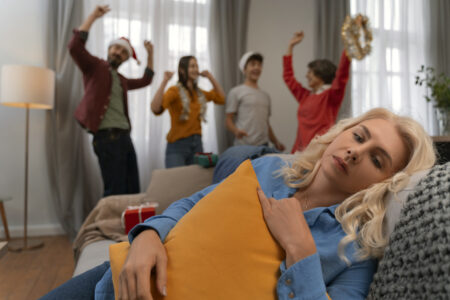 Sărbători fără stres: cum să îți protejezi energia când alții văd doar partea goală a paharului