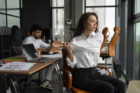 Exerciții simple pe care le poți face dacă lucrezi la birou. Te scapă de durerile de spate și reduc tensiunea din corp