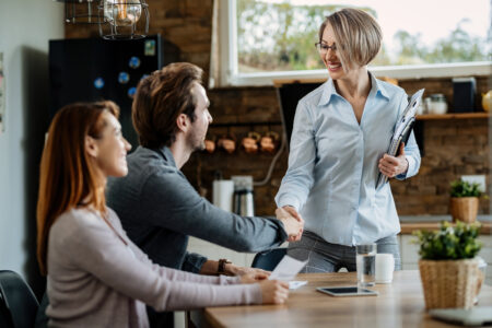 De ce femeile cer mai rar măriri de salariu, deși muncesc cot la cot cu bărbații