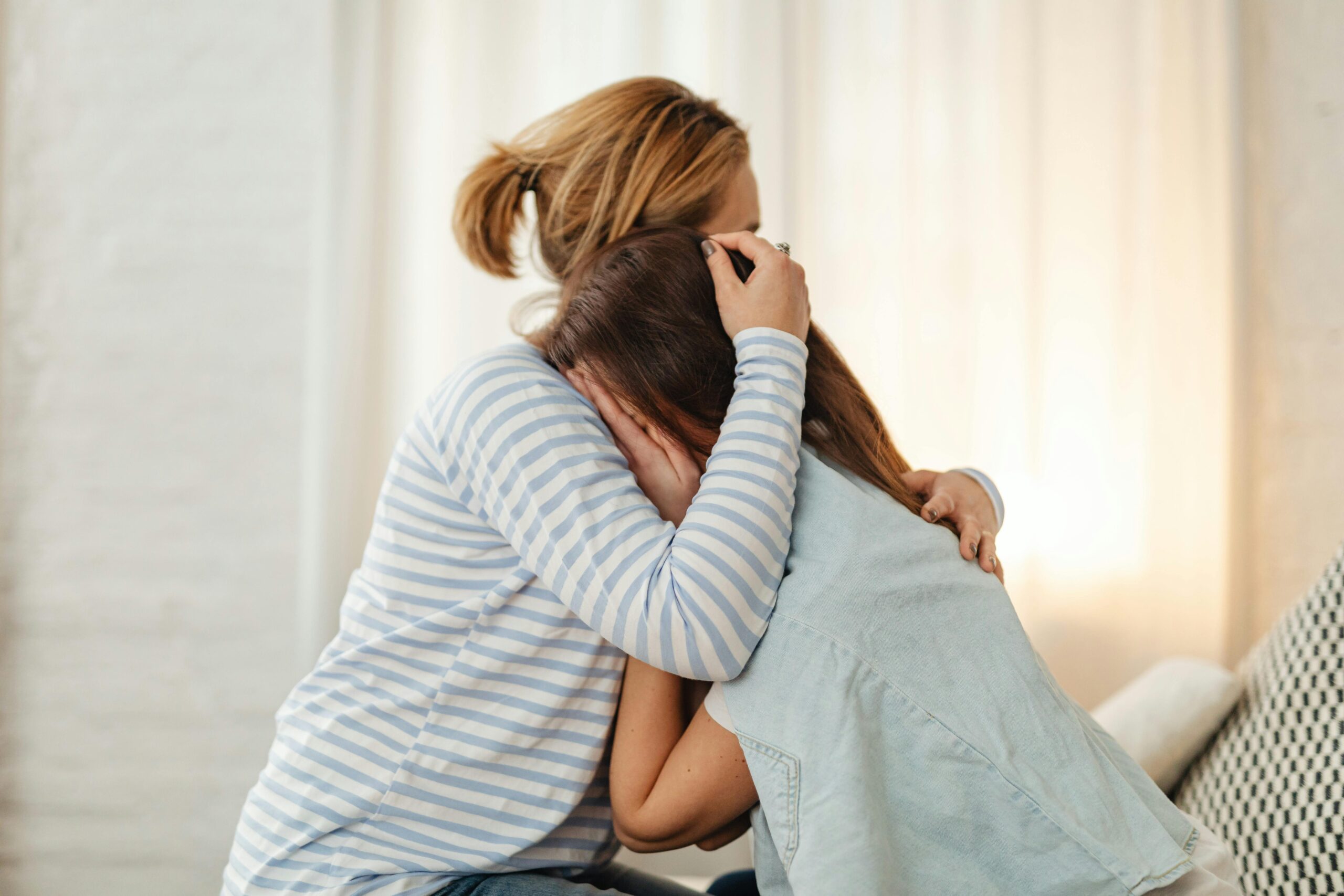 „Am 35 de ani și am nevoie disperată de o figură maternă”. Povestea unei femei care nu s-a simțit niciodată iubită de mama sa