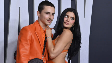 Kylie Jenner și Timothee Chalamet, potrivire perfectă pe covorul roșu. Au ales o culoare îndrăzneață, la premiera filmului Marty Supreme, în Los Angeles
