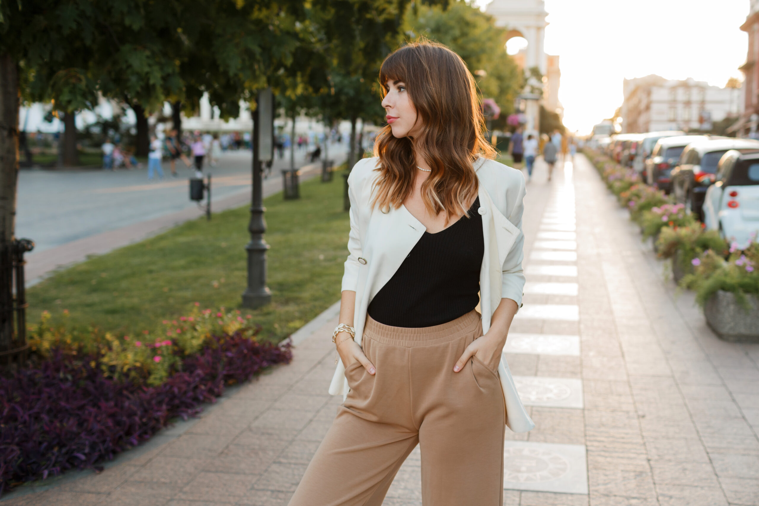 Mix vestimentar surprinzător: cum să combini piese casual cu unele foarte elegante