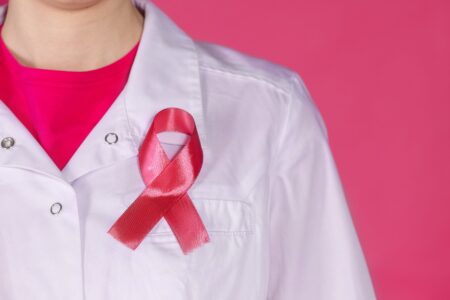 Cum să reduci riscul de cancer mamar. 4 obiceiuri sănătoase recomandate de un oncolog care a trecut, la rândul său, prin boală
