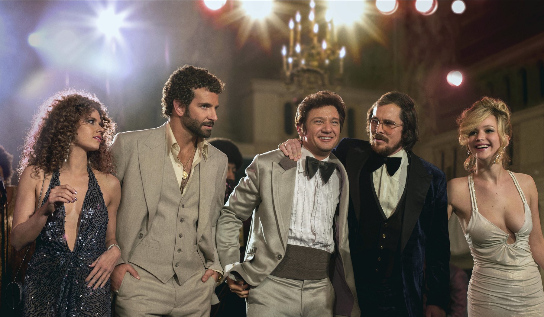 Amy Adams, Bradley Cooper, Jeremy Renner, Christian Bale și Jennifer Lawrence în American Hustle. All Film Archive/Columbia Pictures / Mary Evans Picture Library / Profimedia