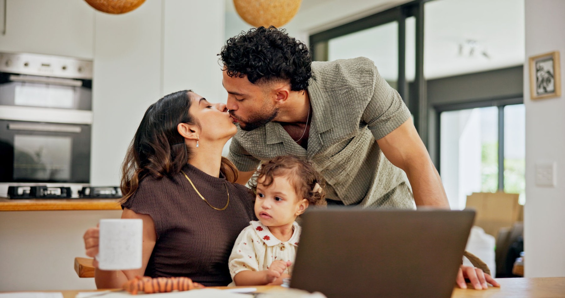 Cum să păstrezi romantismul în cuplu după apariția coipiilor. Sursa foto: Kasper Ravlo / Stock Budget / Profimedia