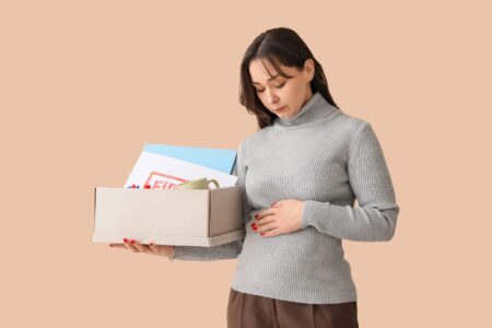 Concediată în concediul de creștere a copilului? Iată ce drepturi reale ai și cum te protejează legea din România