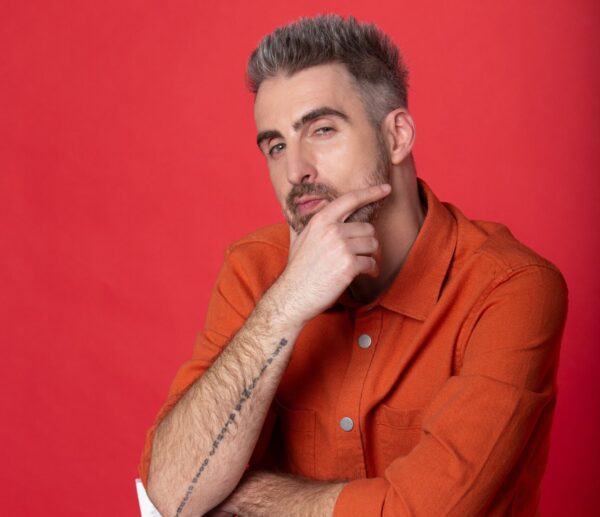 Interviu cu Ernest: omul, tatăl și prezentatorul. Iubește de peste 20 de ani aceeași femeie și spune că „nu există formulă universal valabilă” în relații. EXCLUSIV