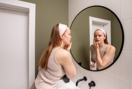 Fond de ten sau BB cream? Ce produs e mai sigur pentru tenul acneic