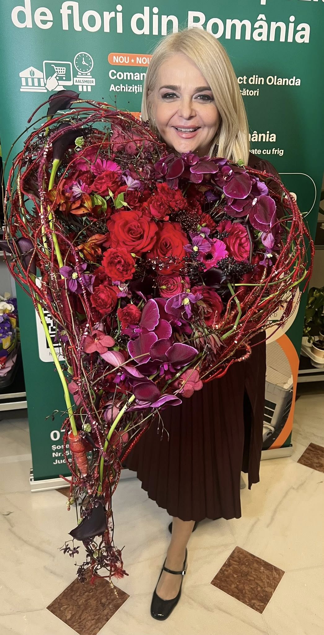 Iuliana Marciuc și aranjamentul floral care a cucerit-o.Sursa foto: Facebook