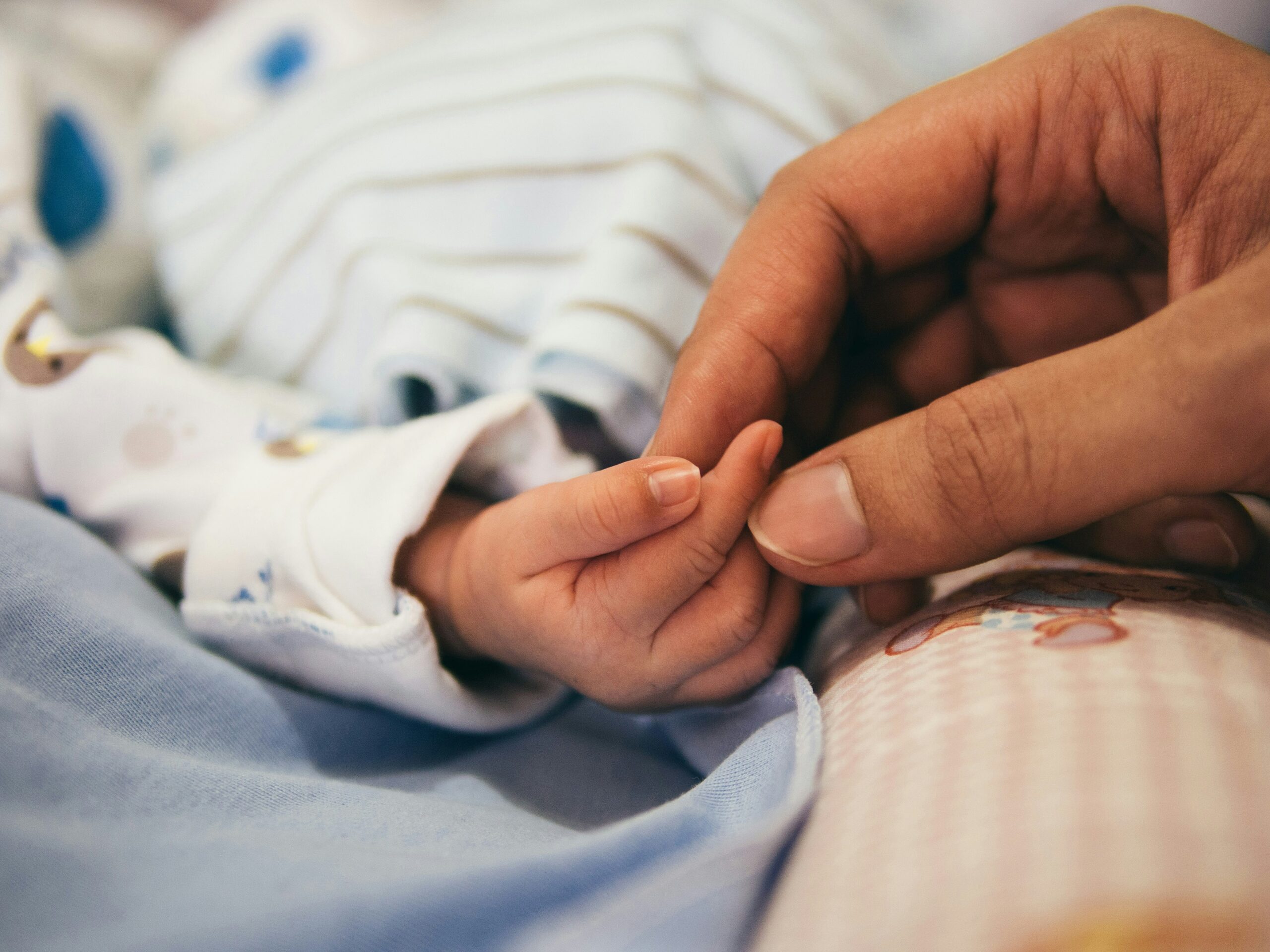 Nașterea, între realitate și mituri. Convingerile care sperie mamele și ce spun, de fapt, specialiștii